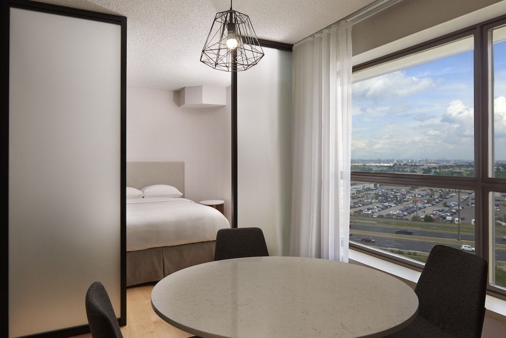 Hilton Toronto Airport Hotel & Suites 23/79