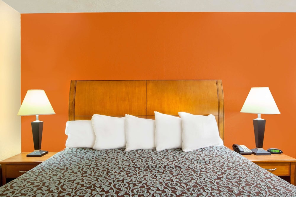 Days Inn by Wyndham Centerville 18/20