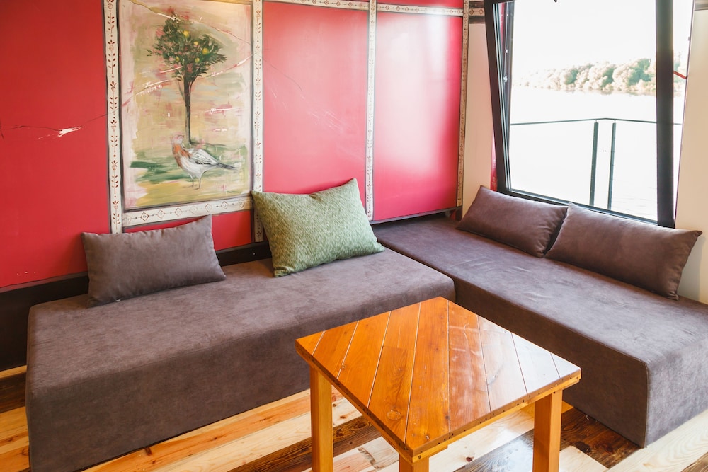 Arkabarka Floating Hostel And Apartments 60/83