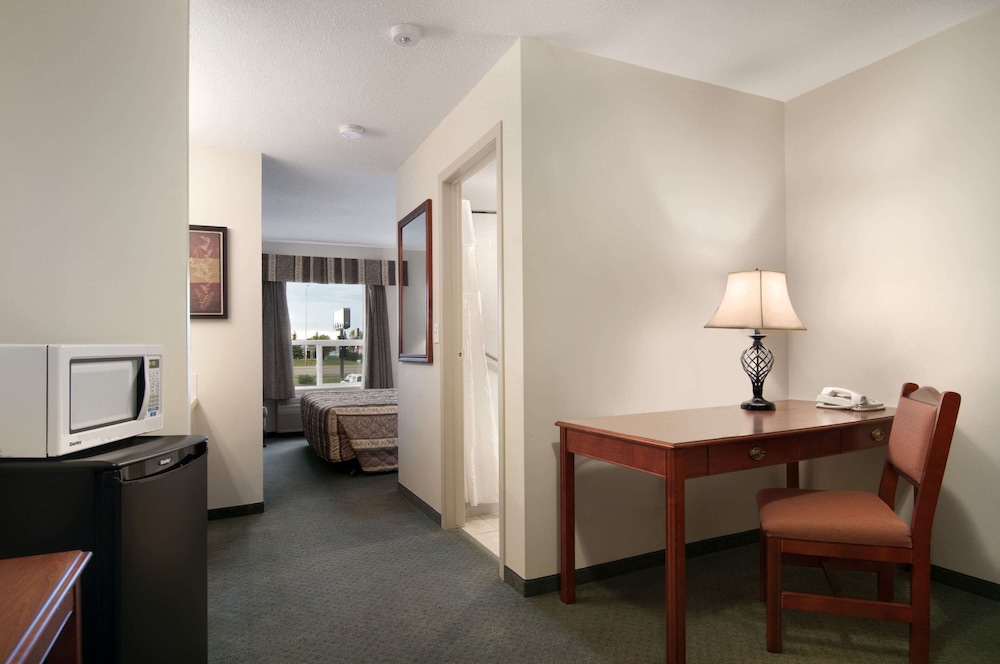 Travelodge By Wyndham Stony Plain 35/38