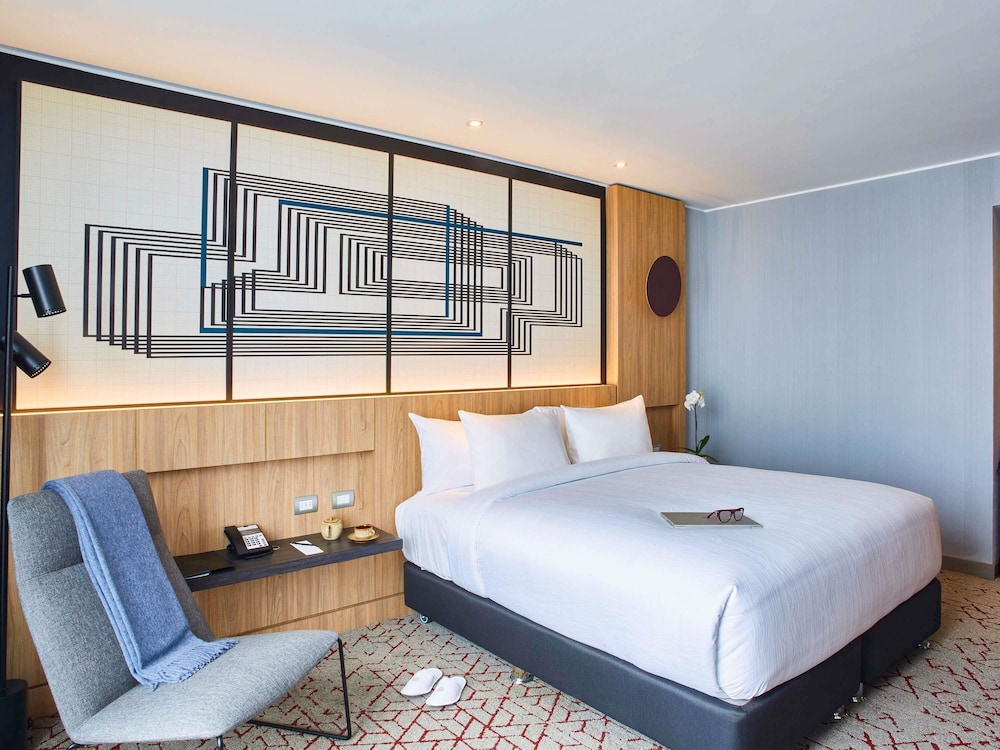 DELUXE, KING BED