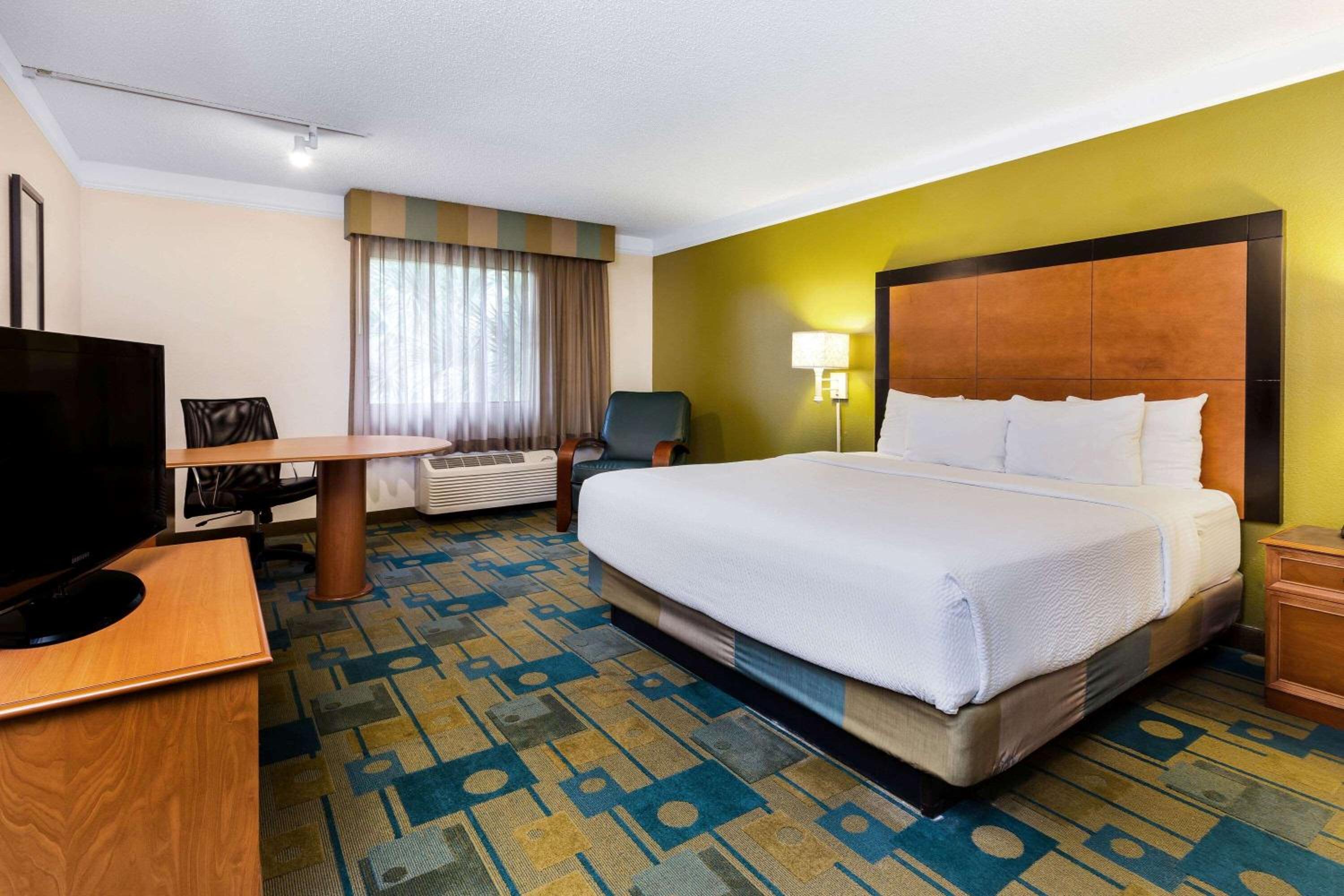 غرفة تنفيذية بسرير كينج، La Quinta Inn & Suites by Wyndham St. Pete-Clearwater Airpt 2/6