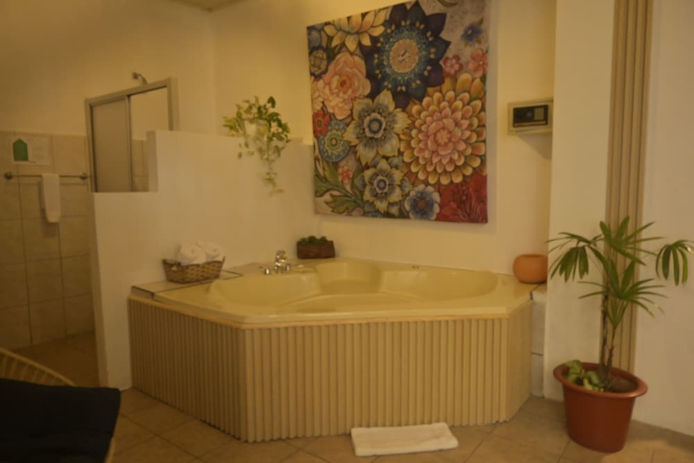 HOTEL LAS COLINAS 12/77