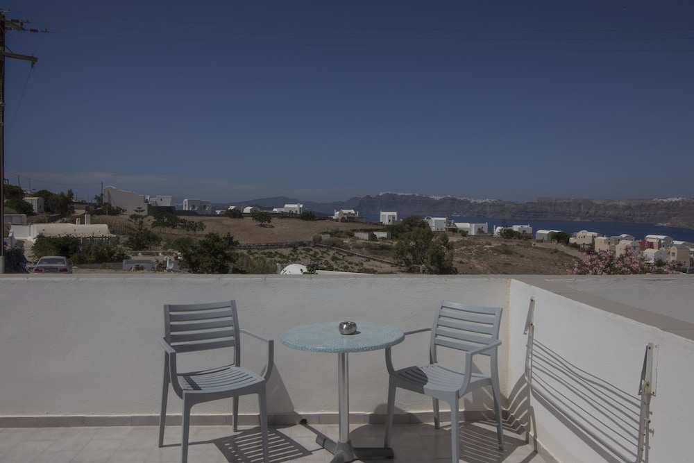 Thira S Dolphin Hotel 45/72