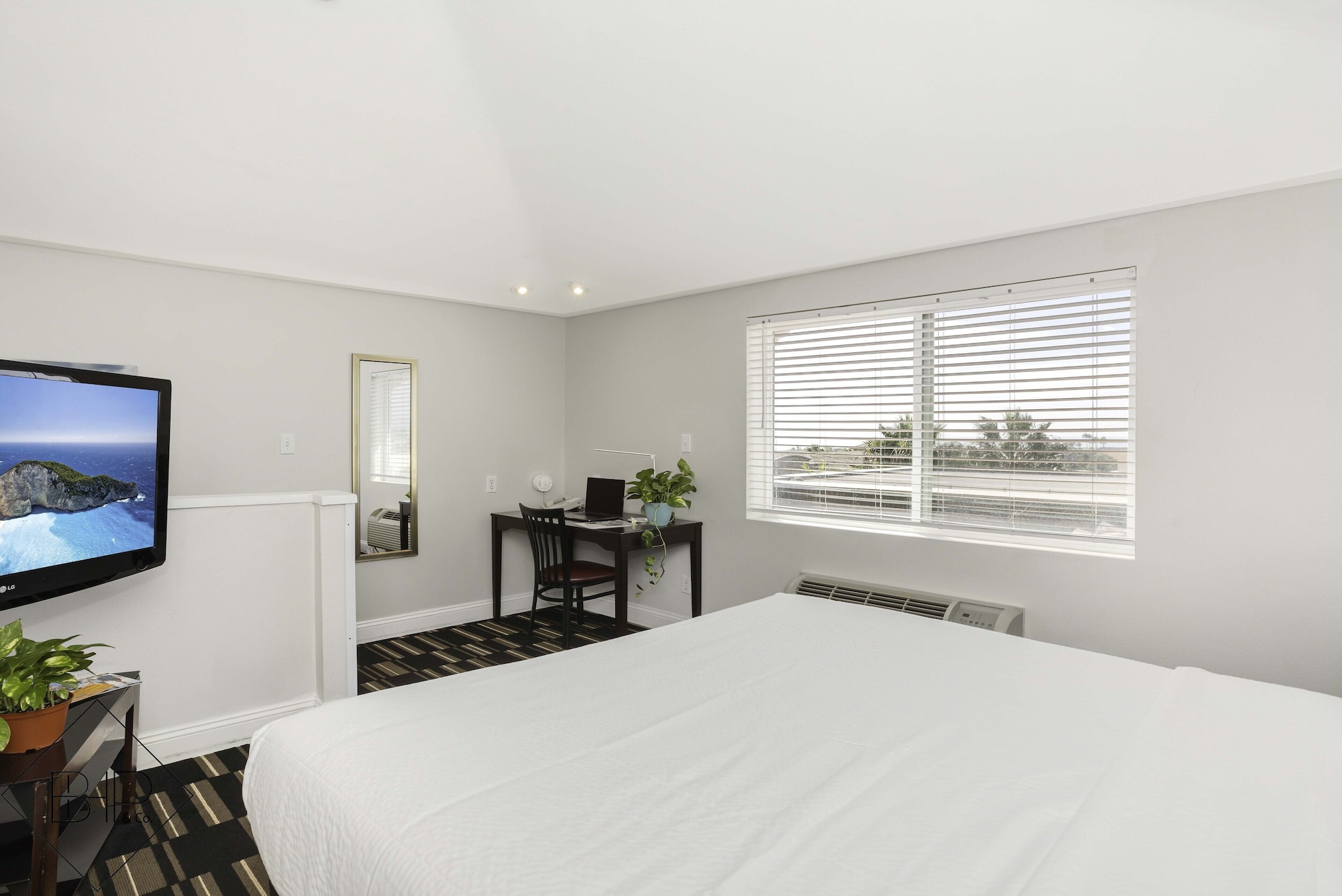 جناح بسرير كينج مع أريكة، The Hotel Oceanside 2/4