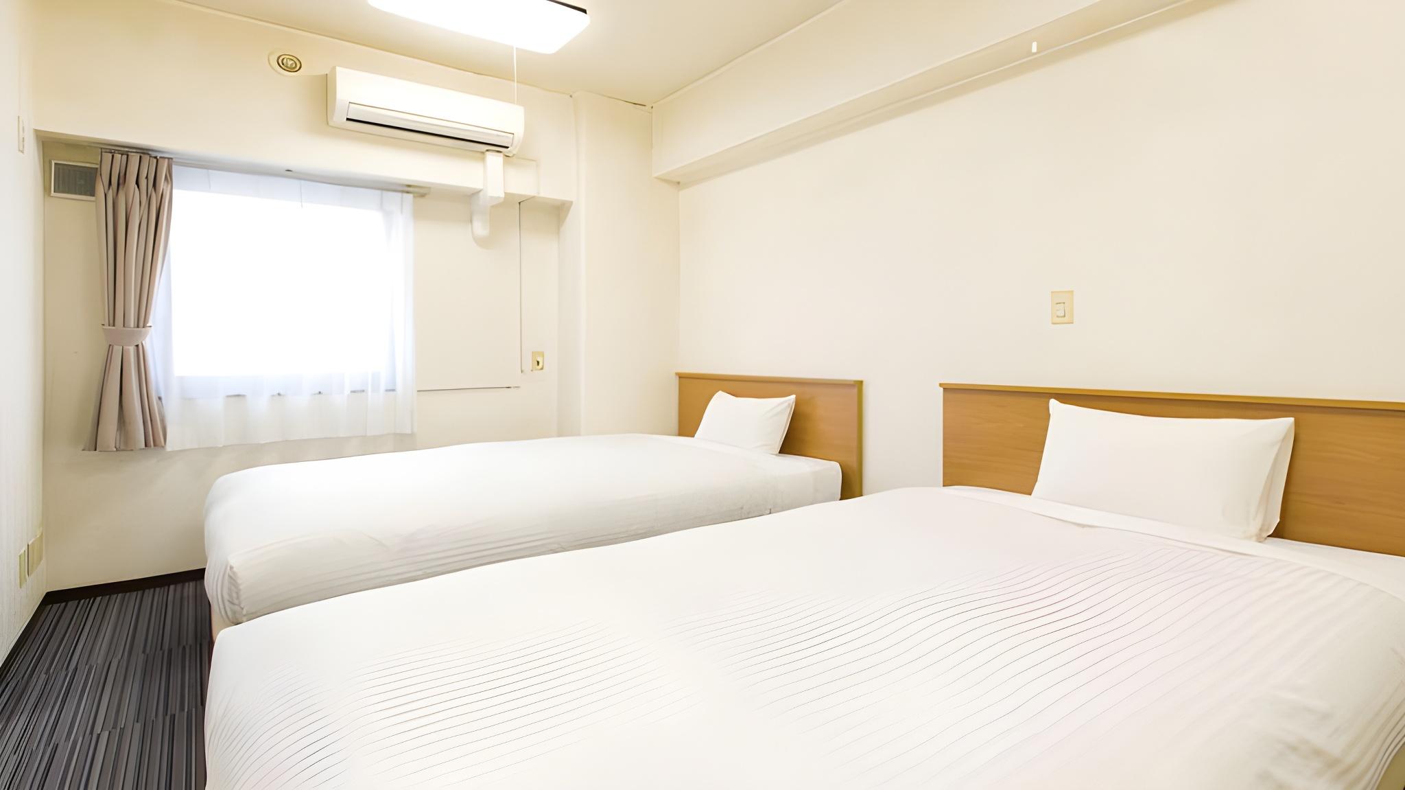 STANDARD, TWIN BEDS, NO CLEANING SERVICES, SMOKING