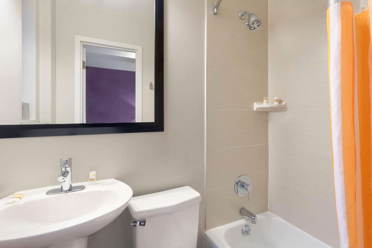 La Quinta Inn & Suites by Wyndham New York City Central Park 56/61