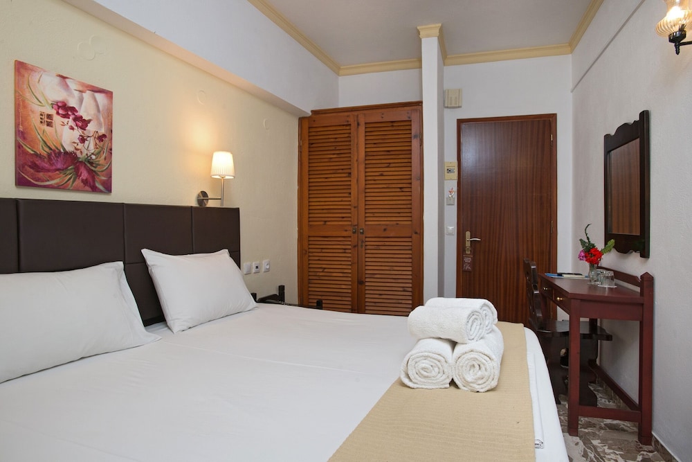 ECONOMY, DOUBLE OR TWIN BED
