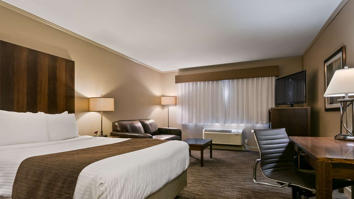 Room, Queen Bed, Sofa, Bathtub, Accessible