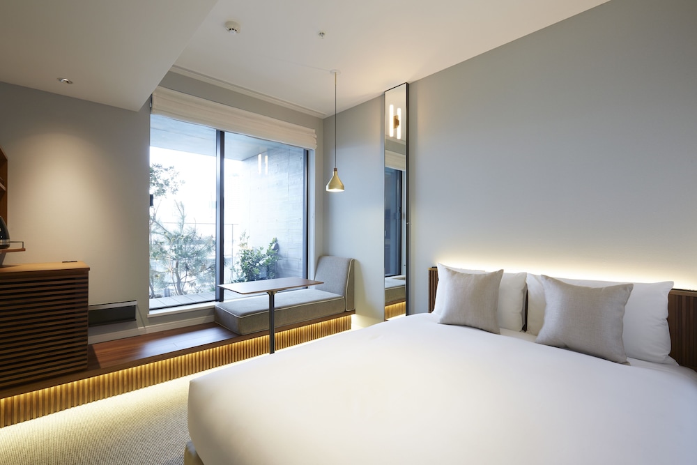 ROOM, DOUBLE BED
