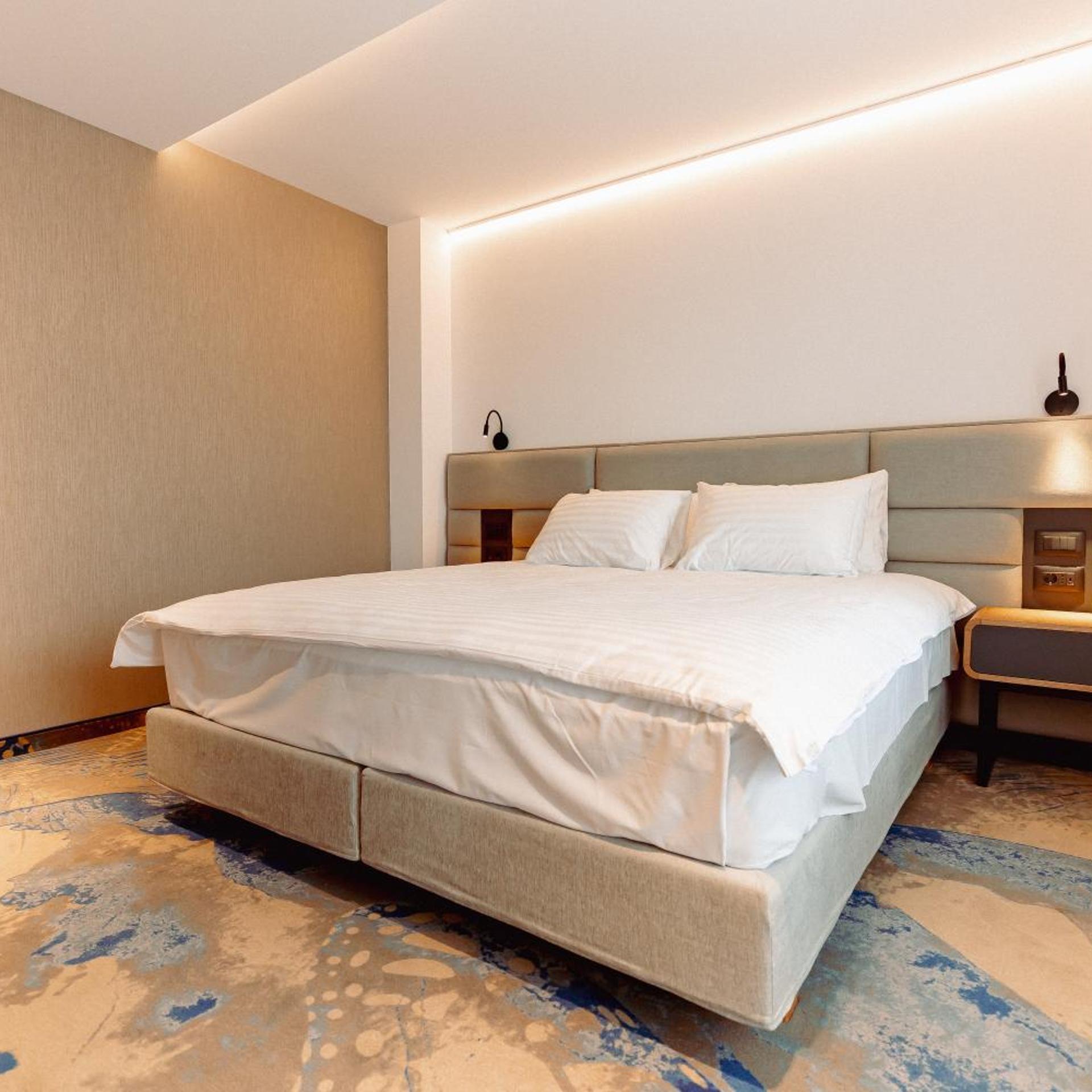 Duke, Suite, Mountain View, Pool Access