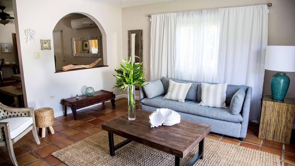 Villa Montana Beach Resort 46/75