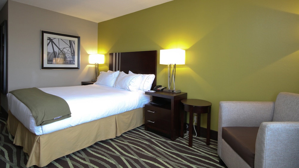 Holiday Inn Express Marshall 16/48