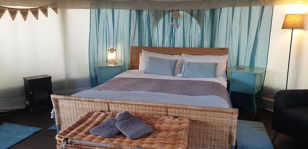 The Little Hide - Grown Up Glamping 12/50