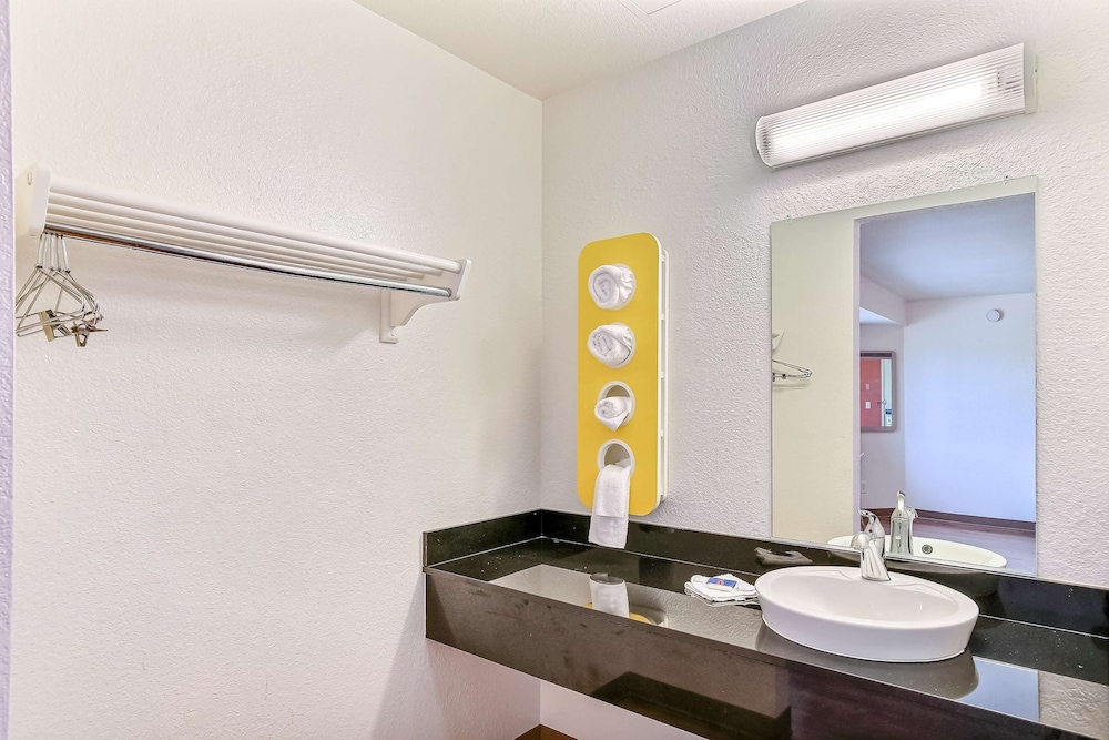 Motel6 Pinole, CA 39/40