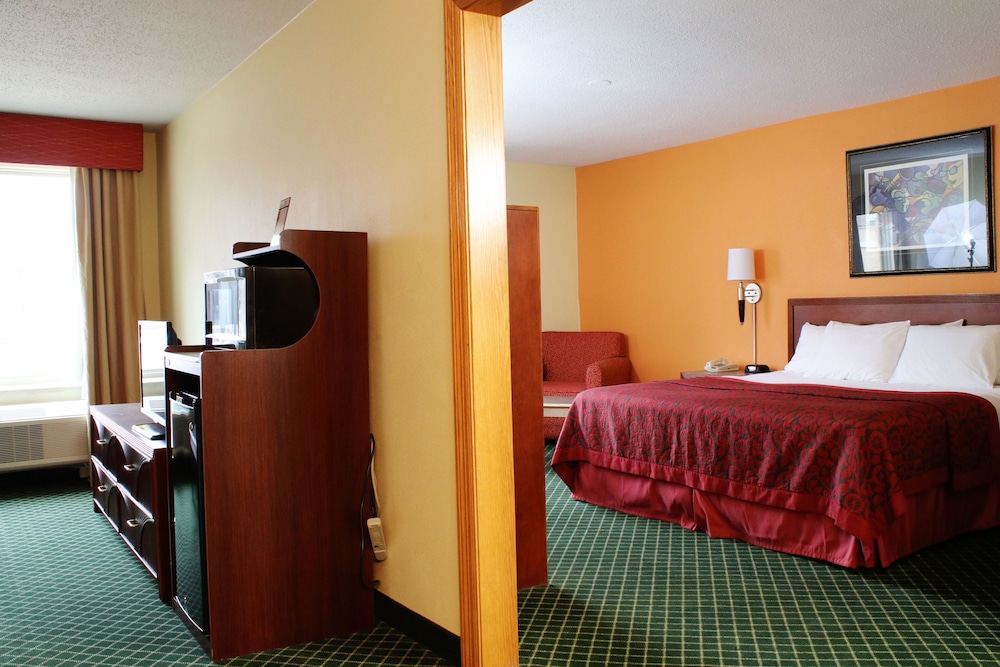 Days Inn Suites By Wyndham Bloomington Normal Il 12/45