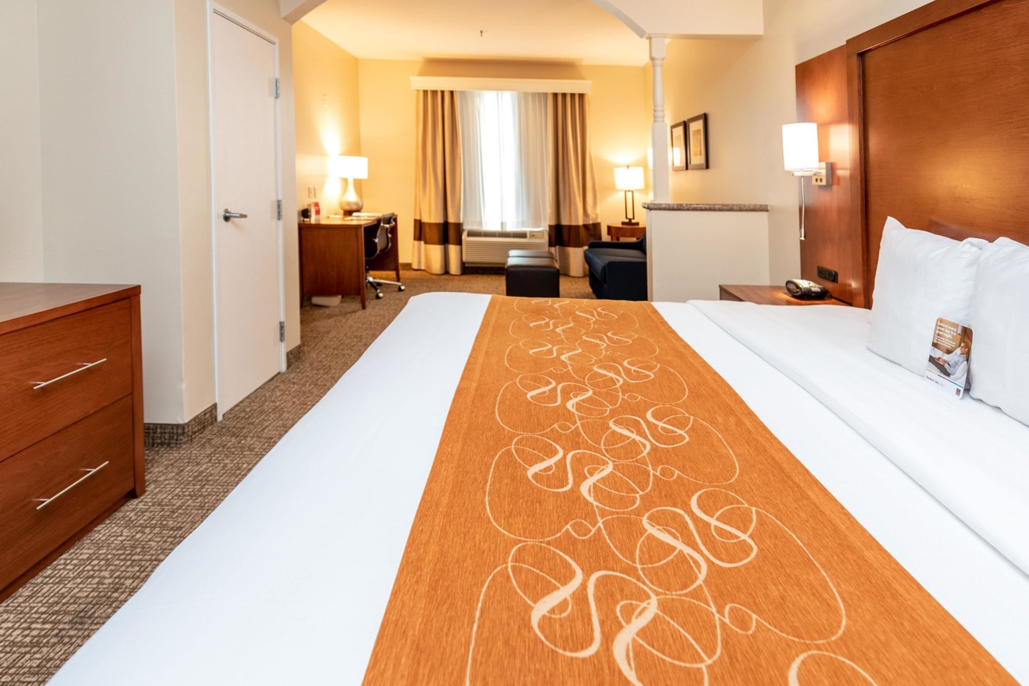 SUITE, KING BED, ACCESSIBLE