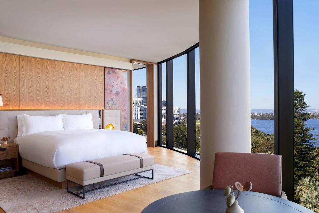 Swan, Studio, King Bed, River View, Water View, Club Lounge Access