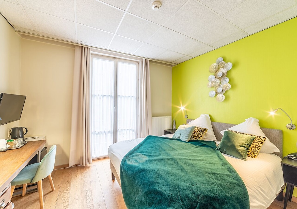 Hotel La Legende 12/25