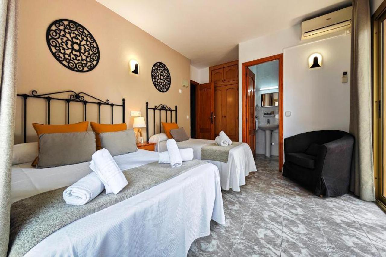 Azuline Hostal Dinamarca 20/35