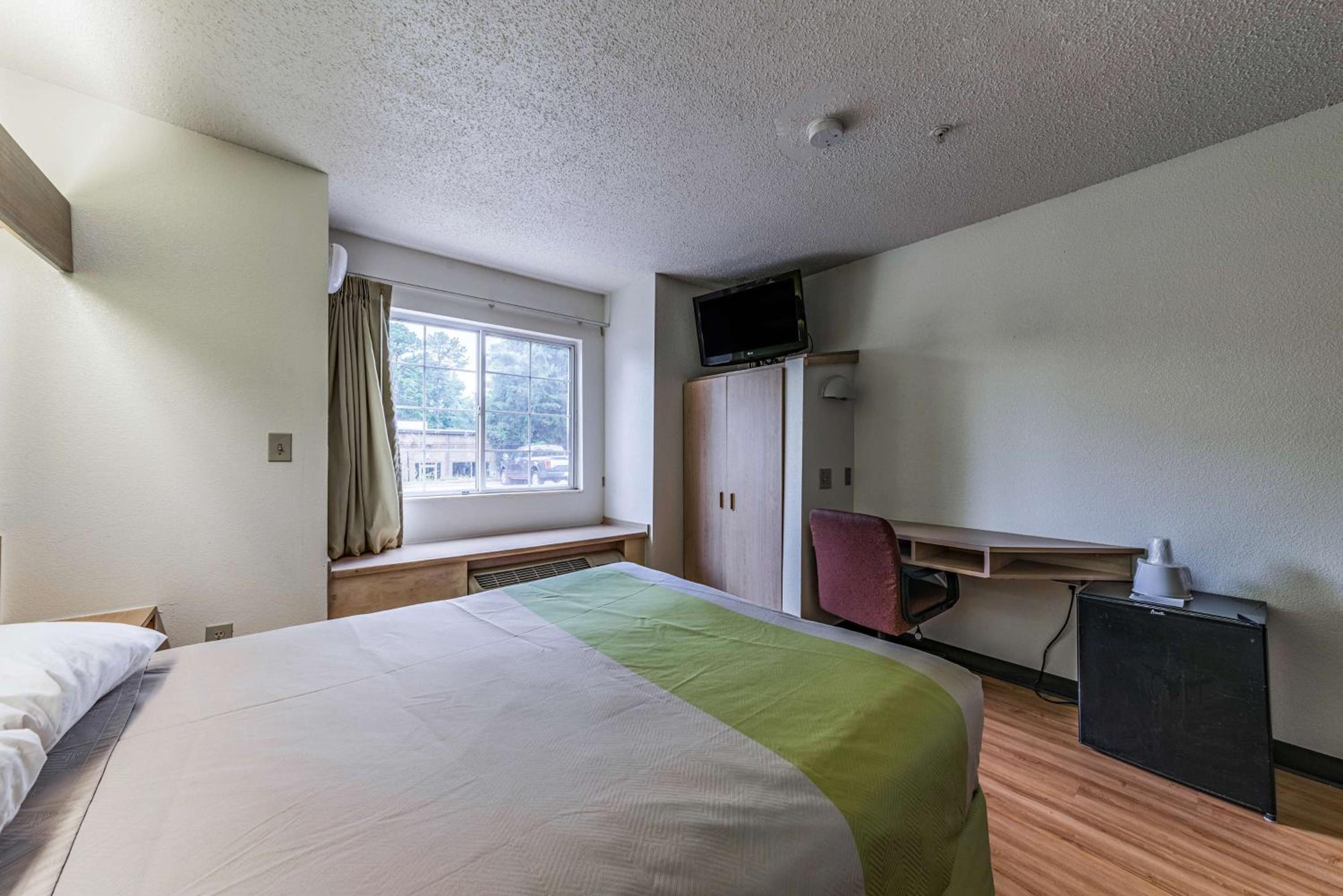 ROOM, QUEEN BED