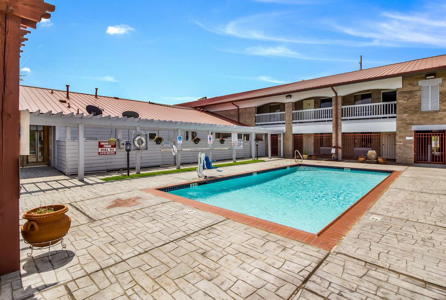 Americas Best Value Inn Columbus, TX 39/41