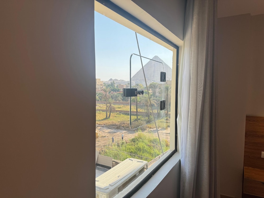 Palacio Pyramids Hotel 76/80