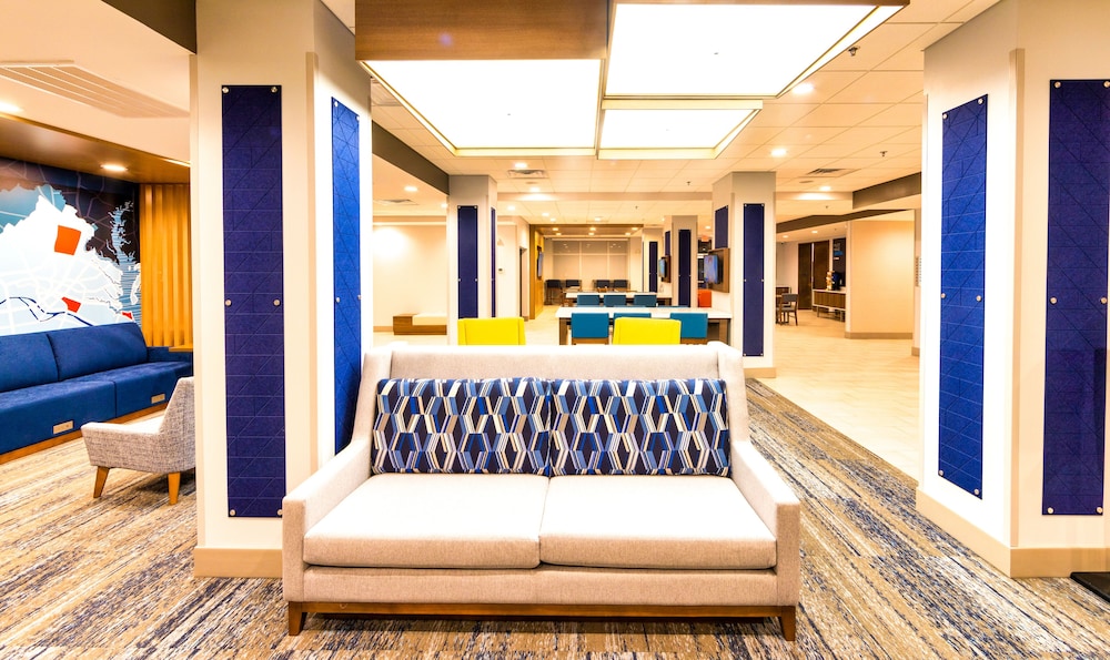 Holiday Inn Express Suites Harrisonburg University Area 12/54