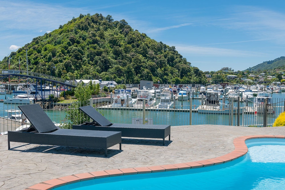 The Picton Beachcomber Inn 27/28