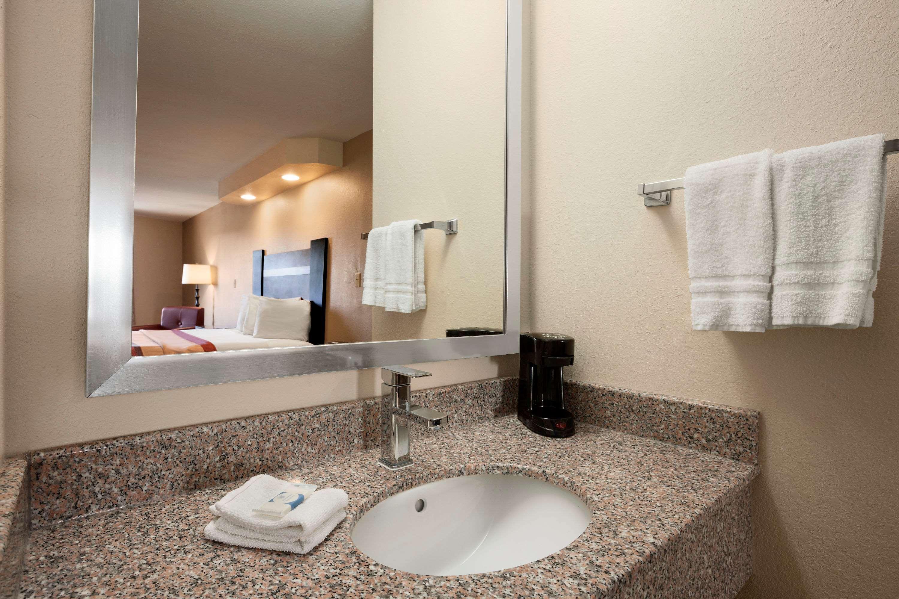 Super 8 by Wyndham Rahway Newark 16/16