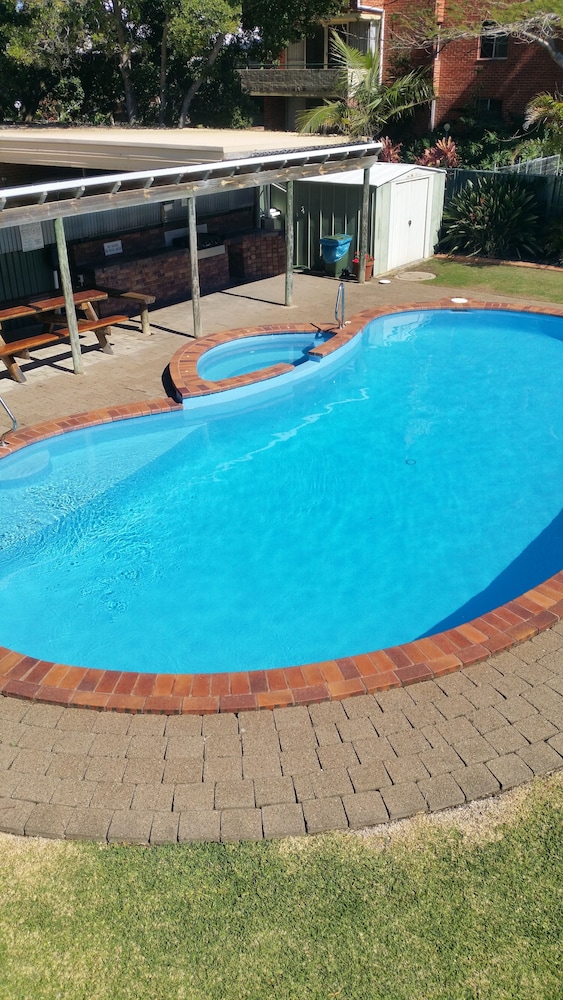 Tradewinds Apartments 46/50
