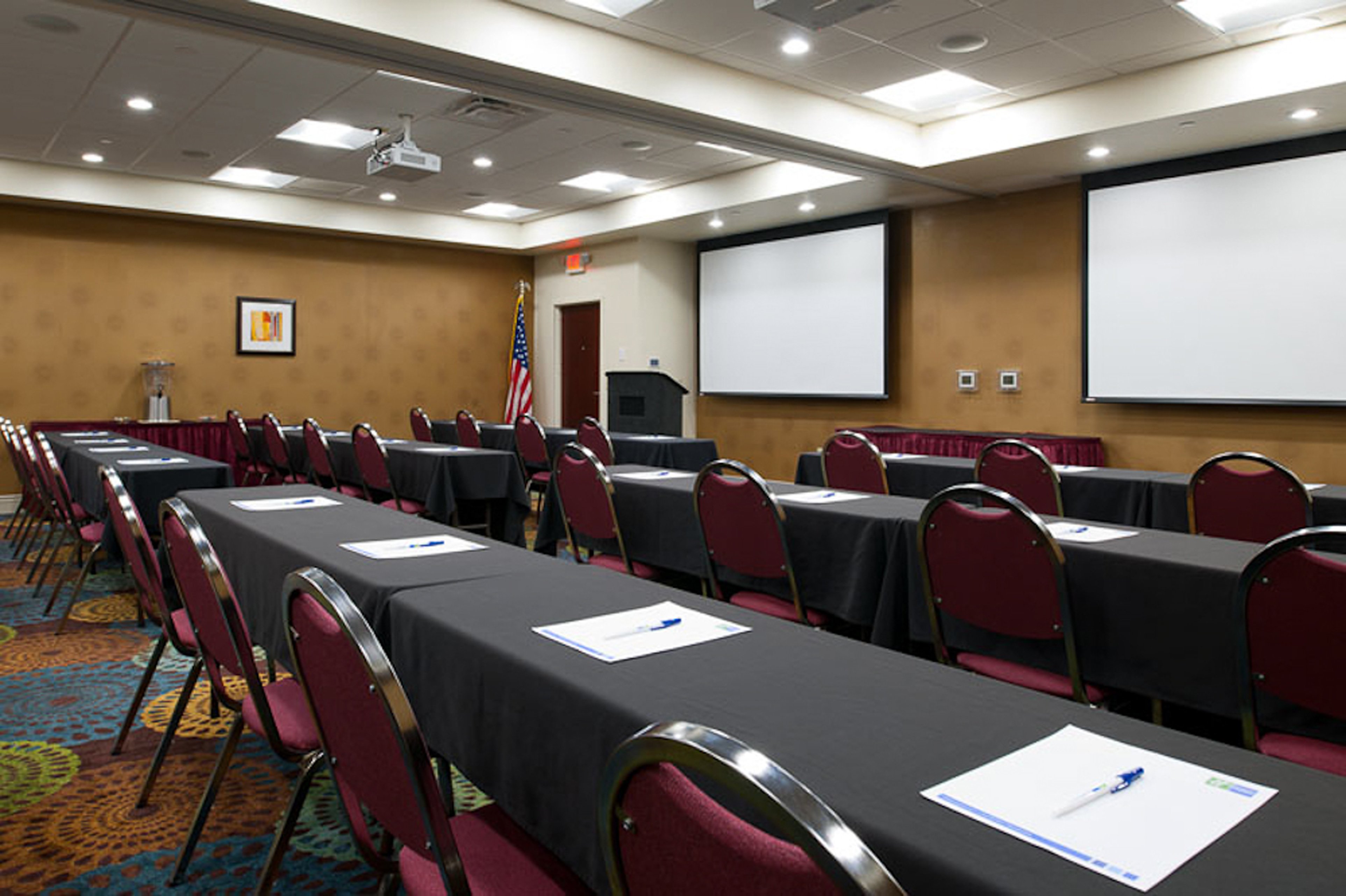 Holiday Inn Express Suites Pittsburgh West Green Tree 42/44