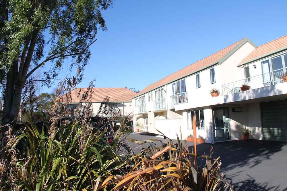Alcala Motor Lodge 64/70