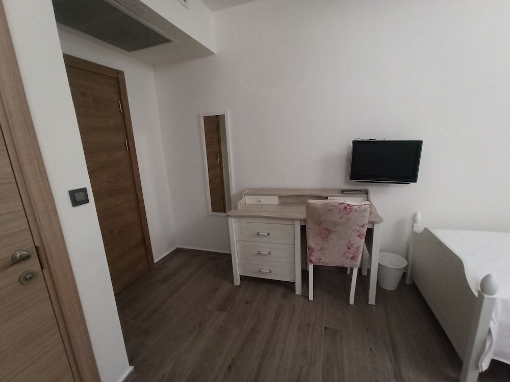 Mavi Konak Otel Alacati 47/49