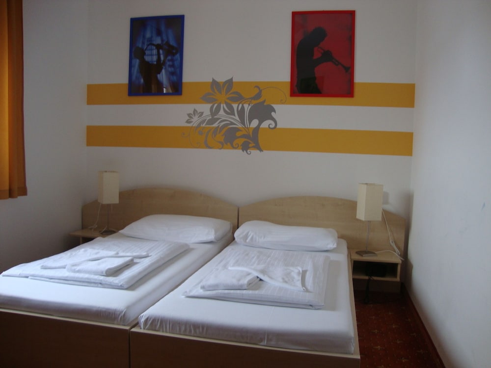 Lenas Donau Hotel 9/47