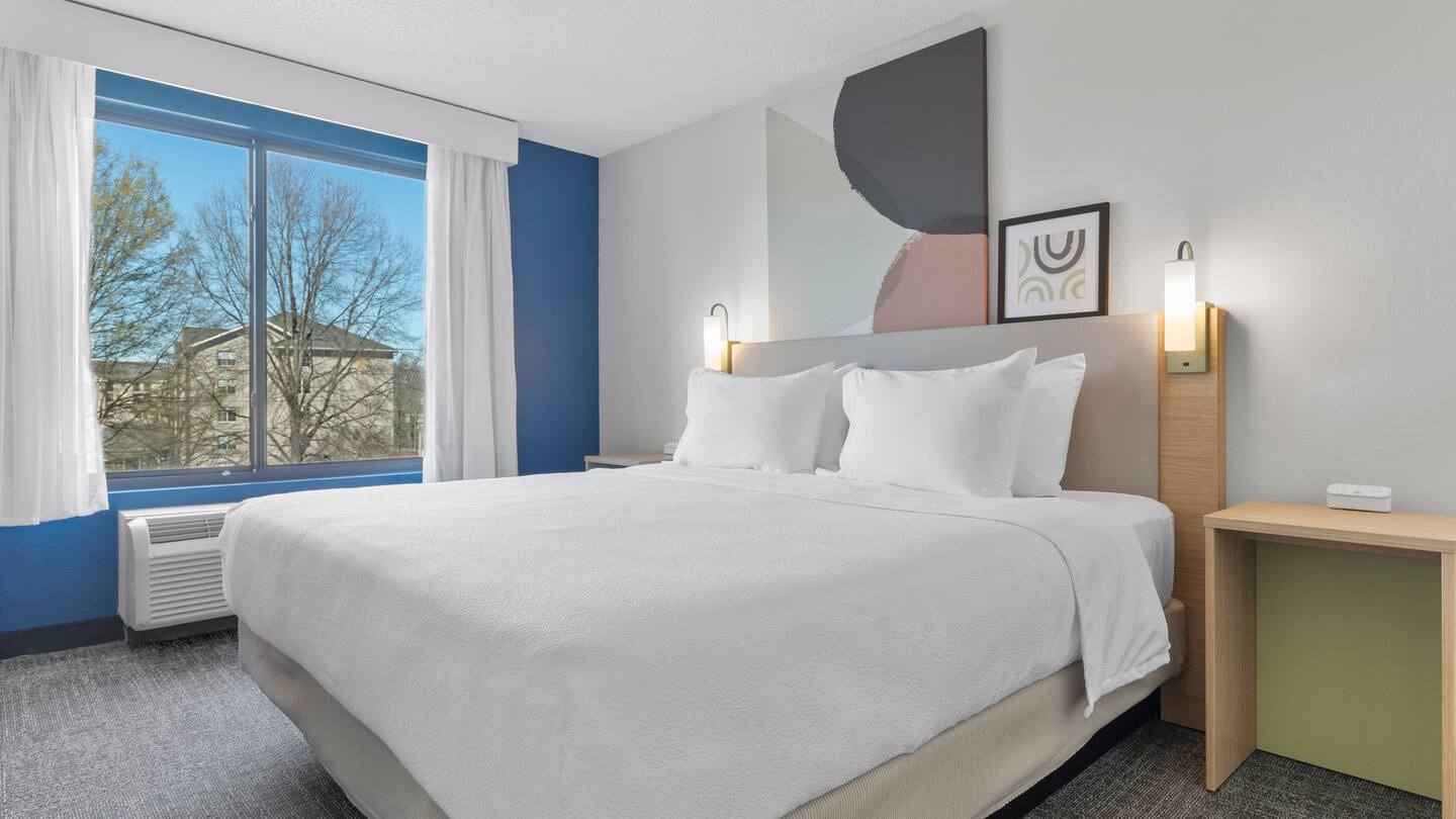 SUITE, KING BED