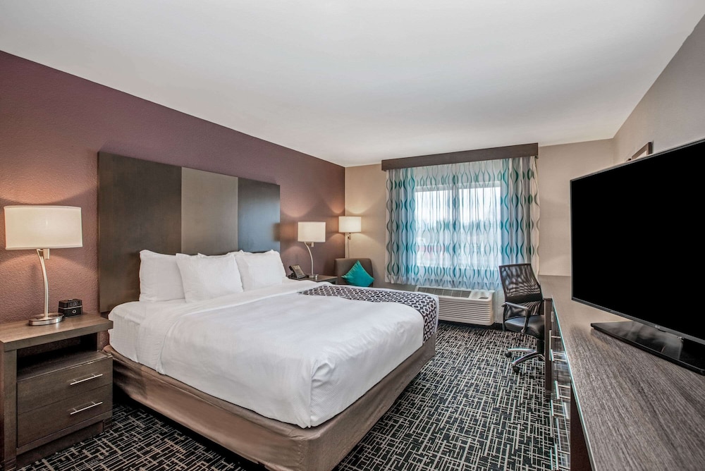 La Quinta Inn & Suites by Wyndham Fayetteville 18/59