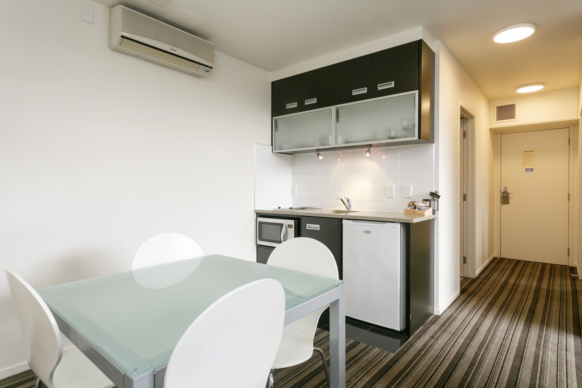 غرفة بسرير كوين بغرفة نوم واحدة مع أريكة، The Reef Resort 6/6