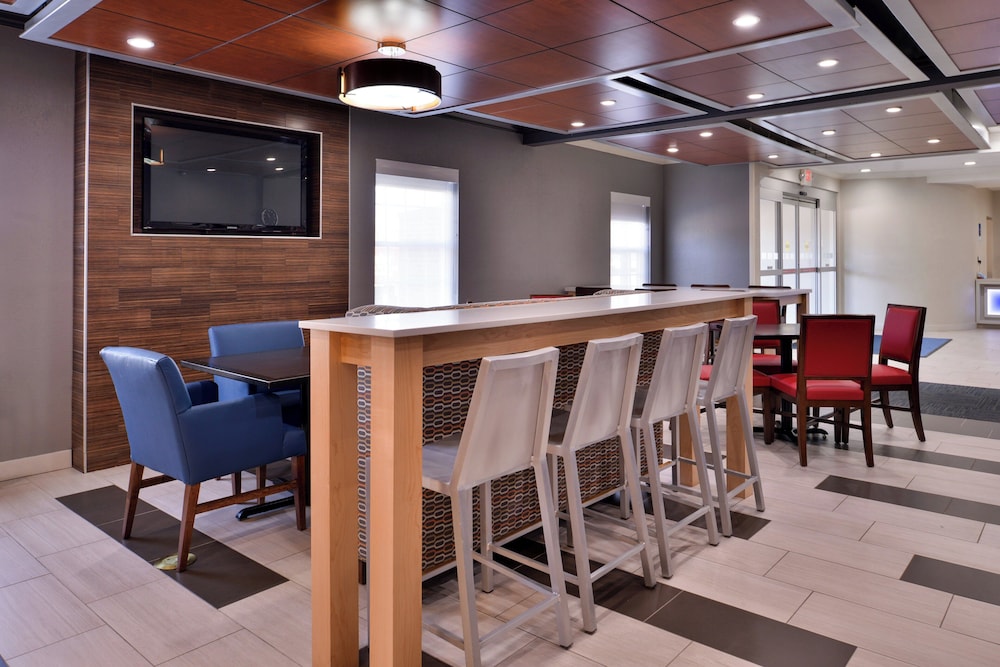 Holiday Inn Express Suites North Kansas City Ex Quality Inn Suites 48/52