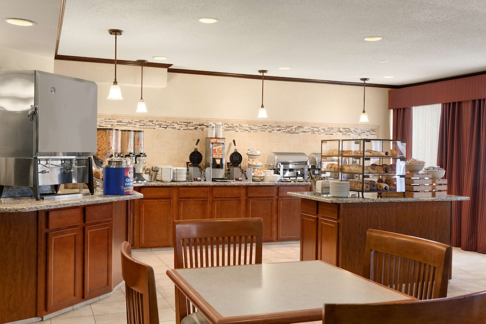 Country Inn and Suites by Radisson Coon Rapids MN 25/32