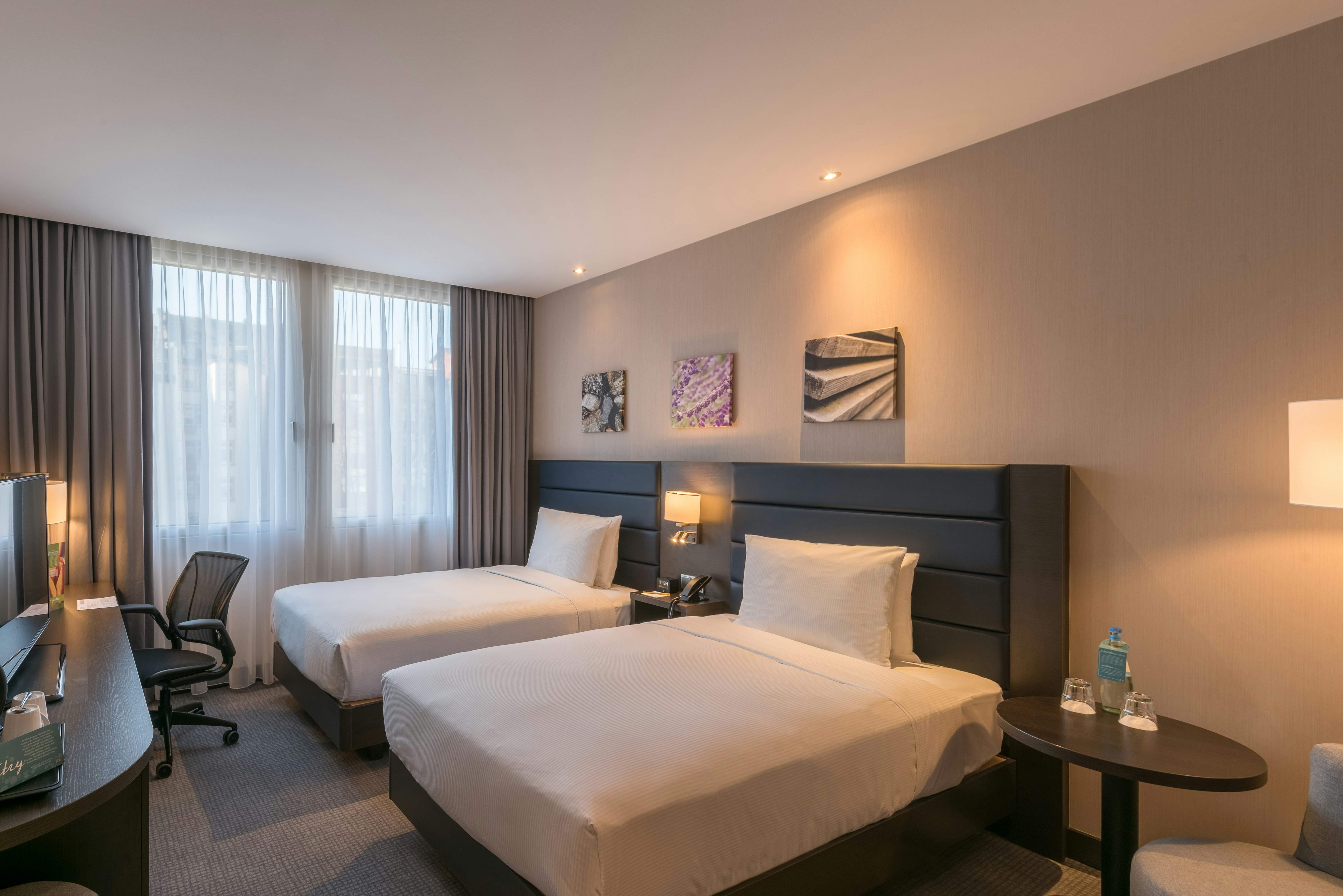 ROOM, TWIN BEDS