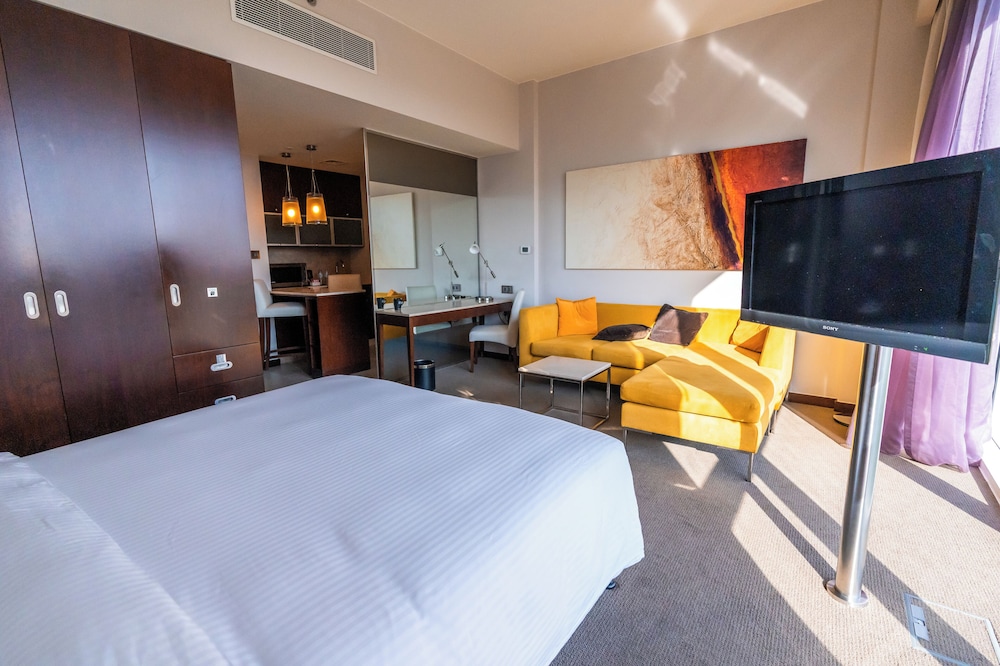 STUDIO, POOL VIEW, KITCHENETTE