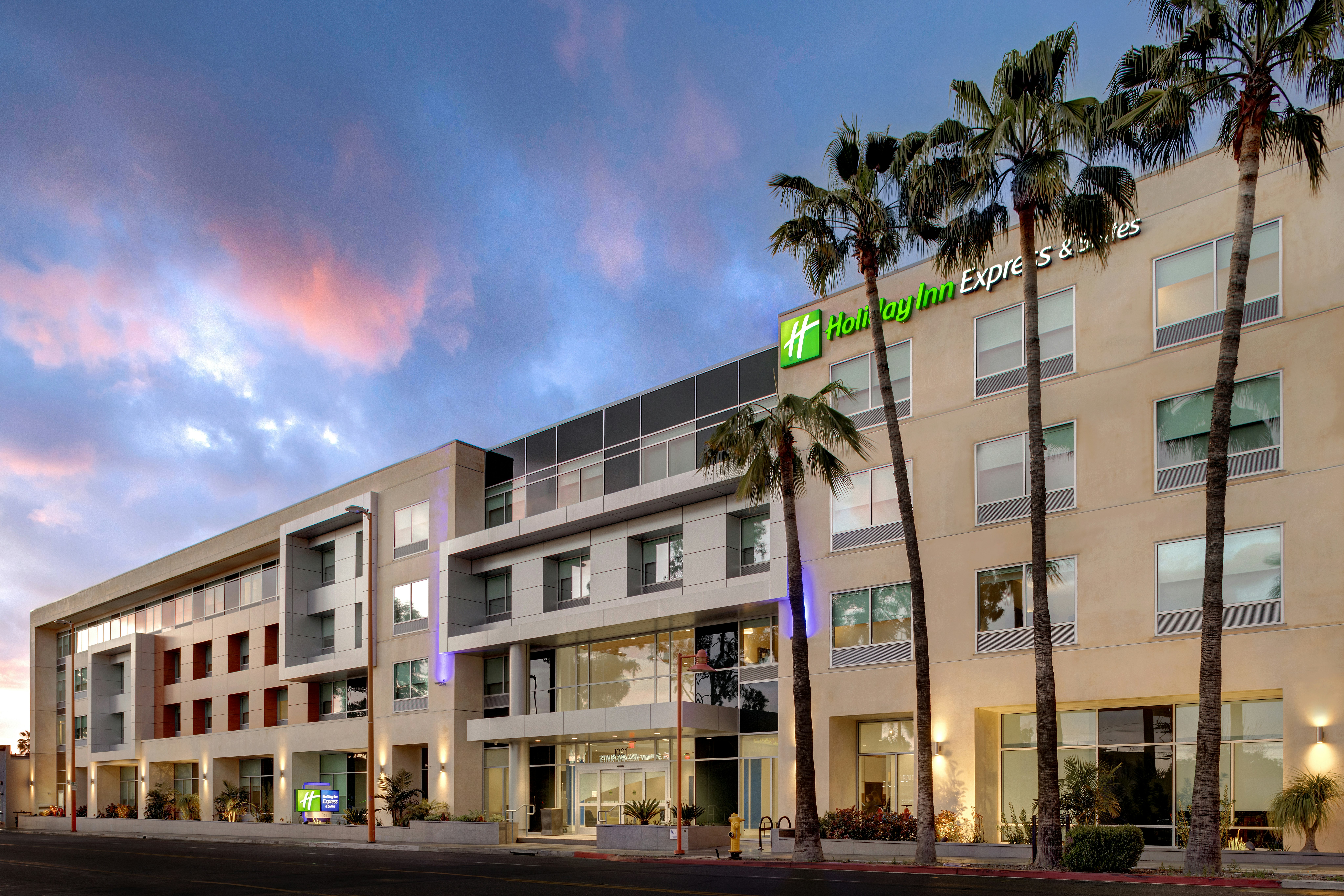 Holiday Inn Express and Suites Glendale Downtown 4/44
