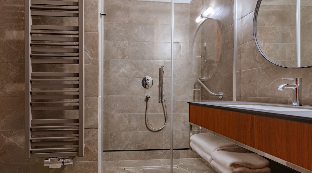 Bw, Spa, Superior, Queen Bed, River View، Radisson Hotel And Suites Gdansk 5/6