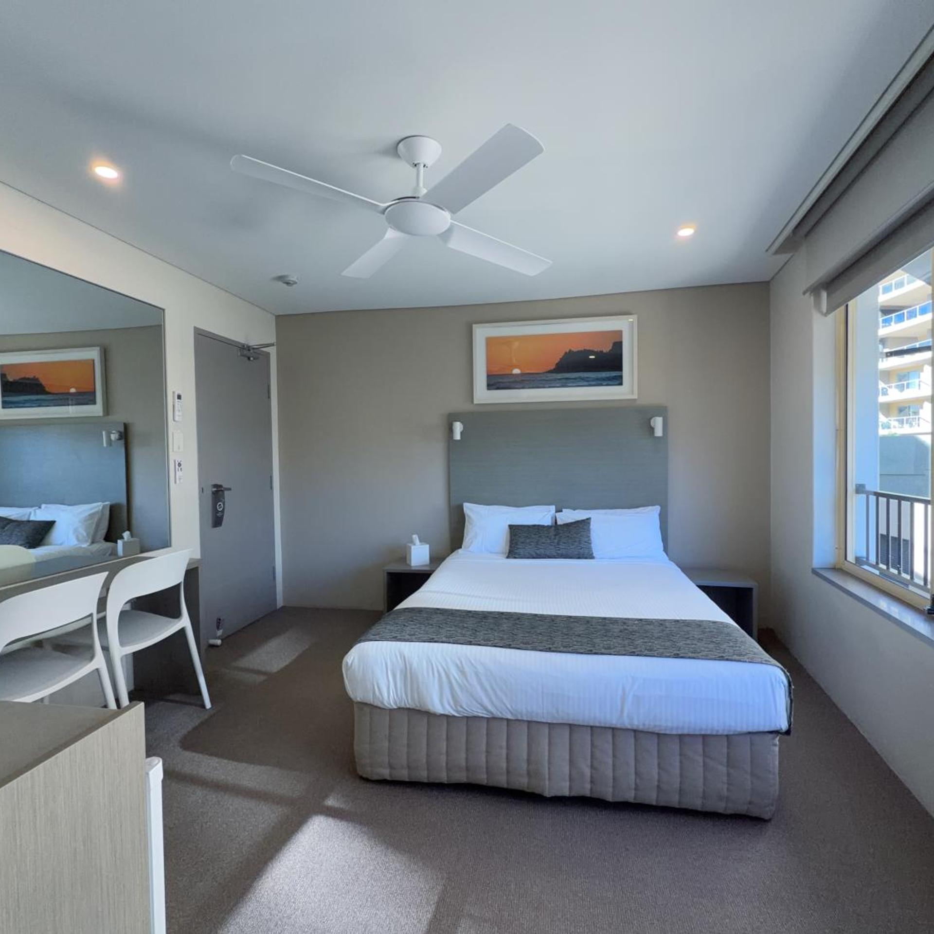 Motel, Queen Bed