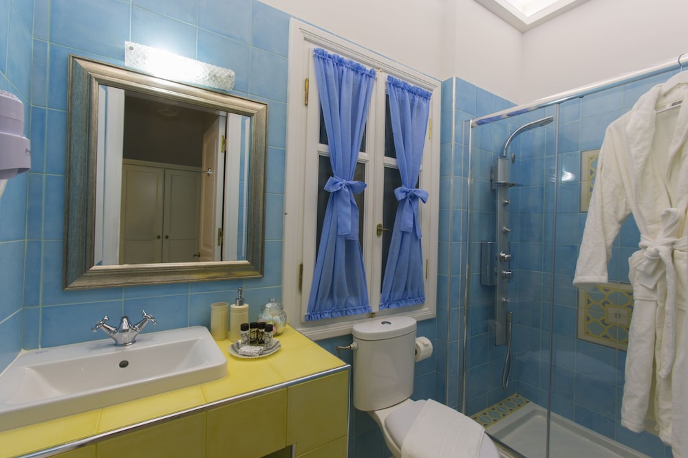 Efchi Suites 1904 35/39