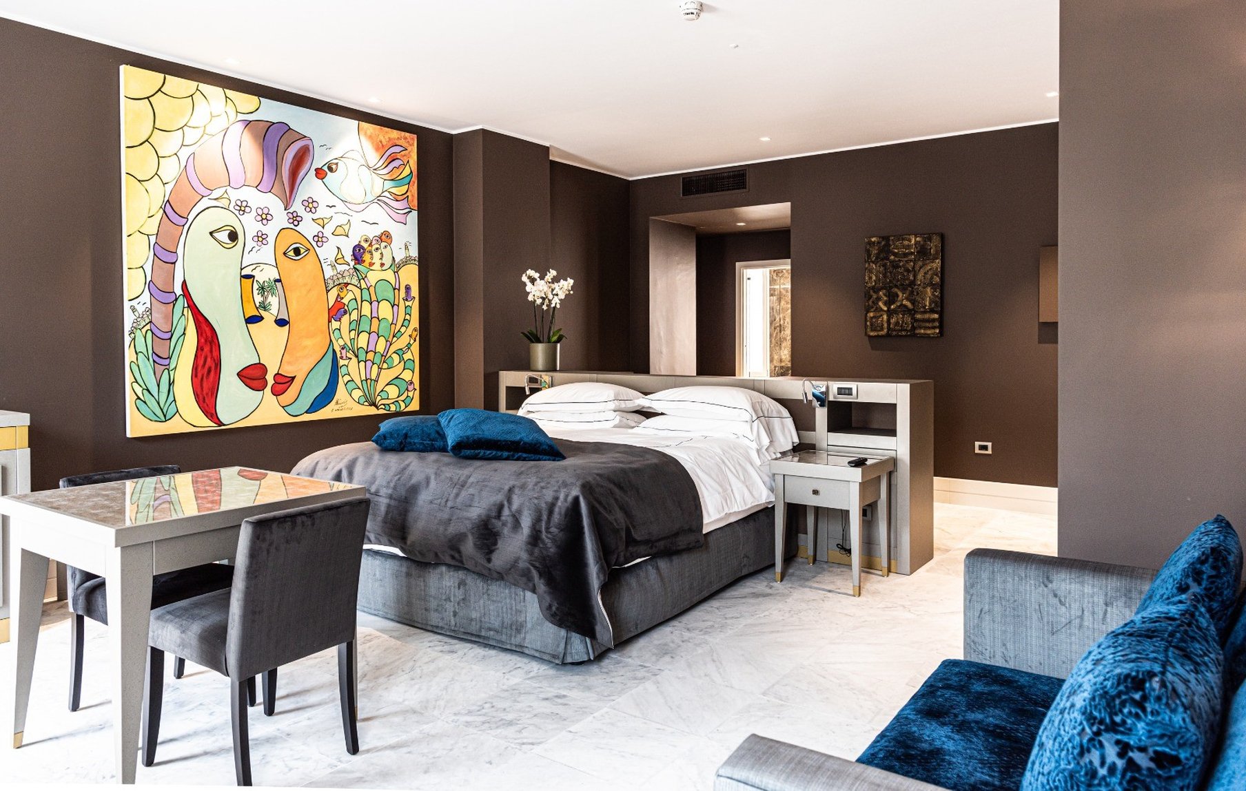 EXECUTIVE, SUITE