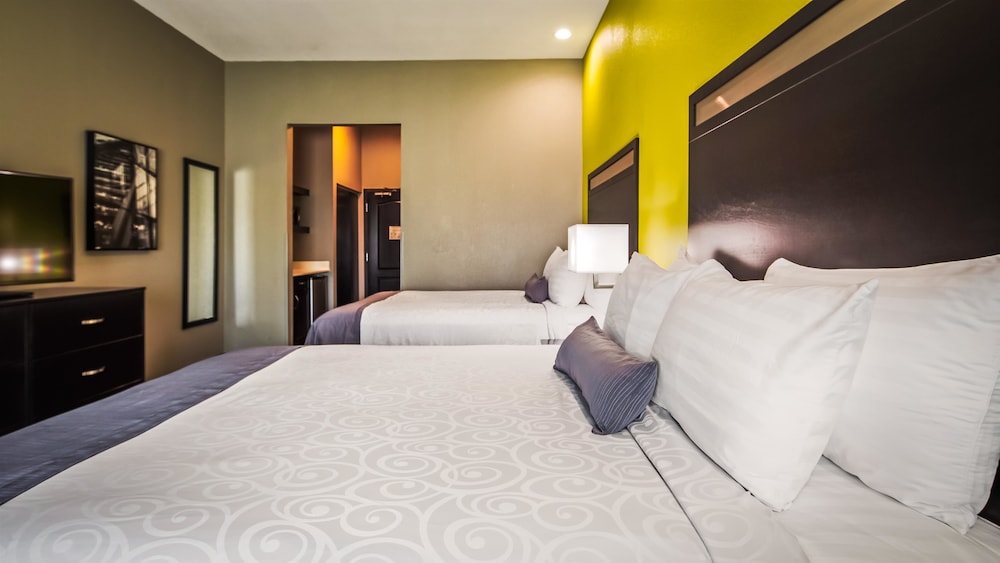 Best Western Plus Bay City Inn & Suites 8/44