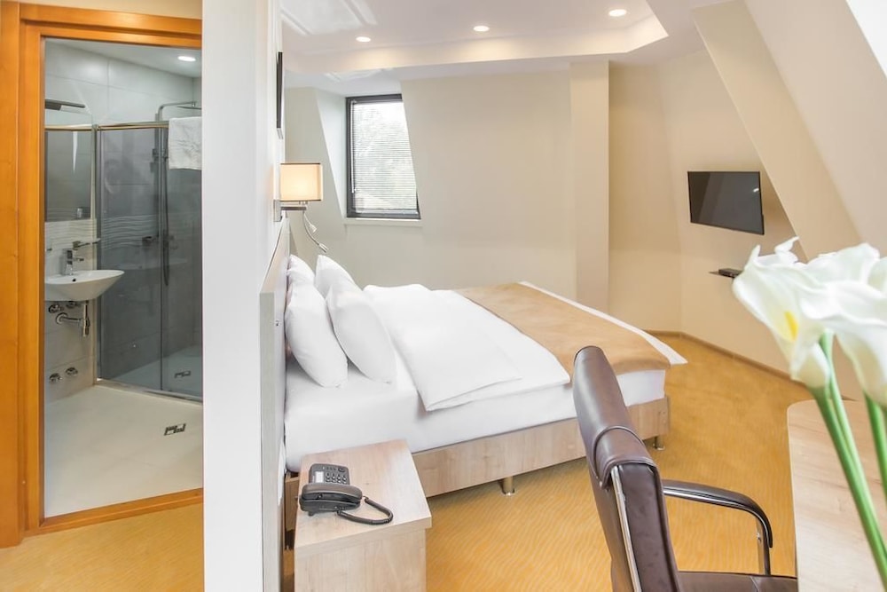 Atrium Boutique Hotel 40/50