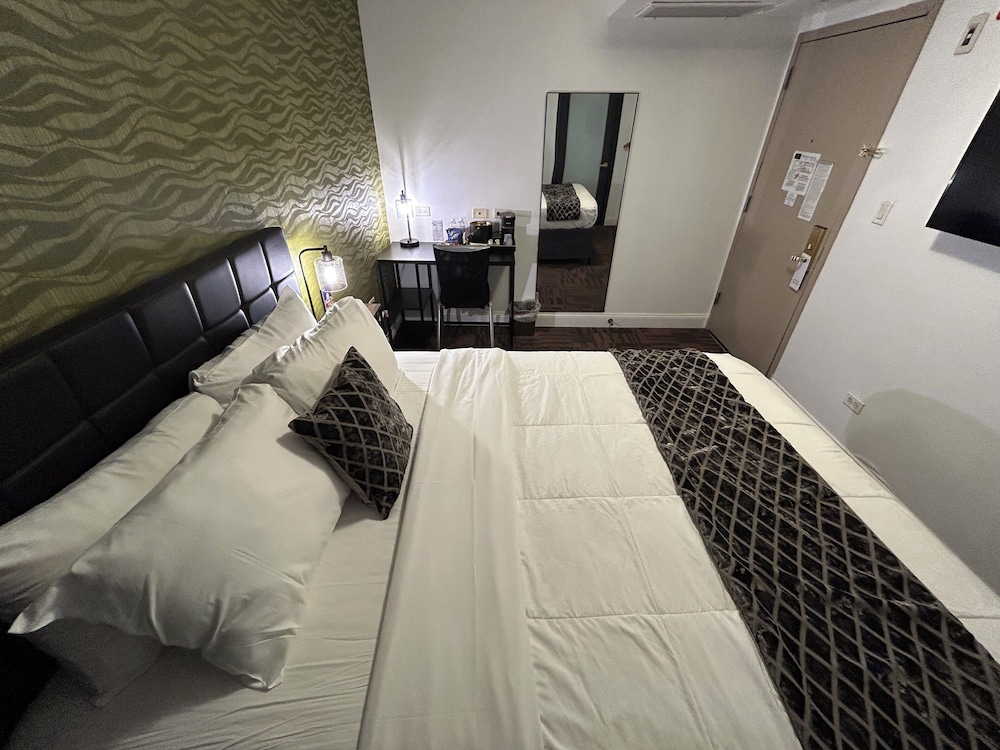 INTERIOR, STANDARD, QUEEN BED